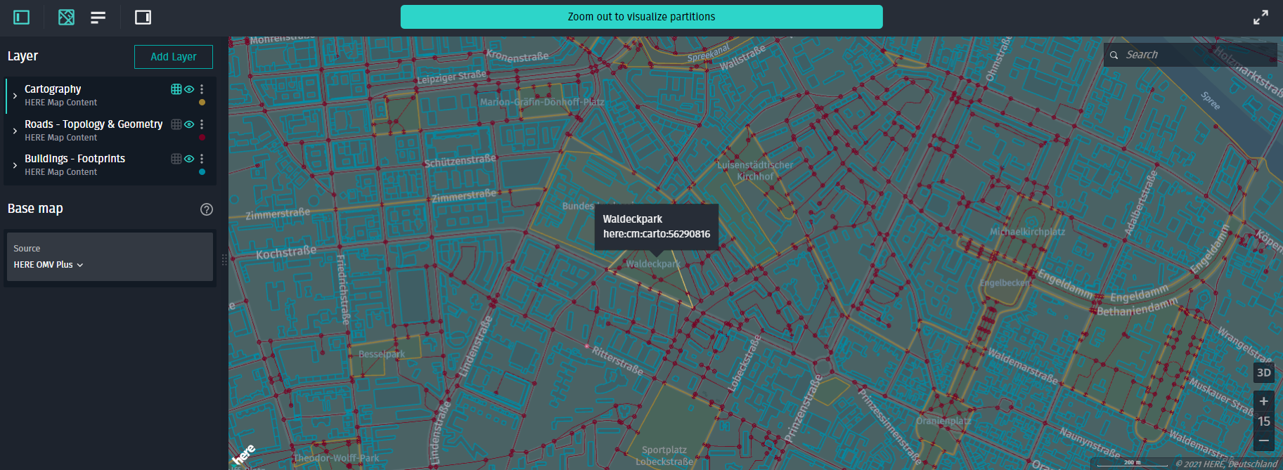 道路トポロジデータの上に地図データ（黄色）が重ねられて表示されます（赤色）。建物の足跡が青で表示されます。